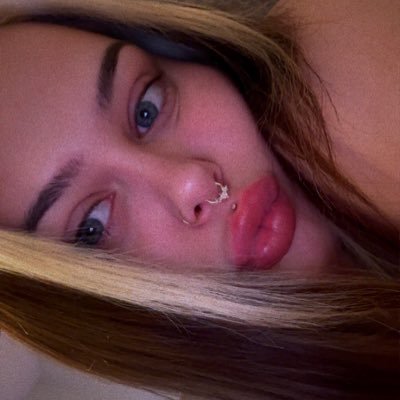peachhoneybee's profile picture. born to be spoiled 💸 ⬇️