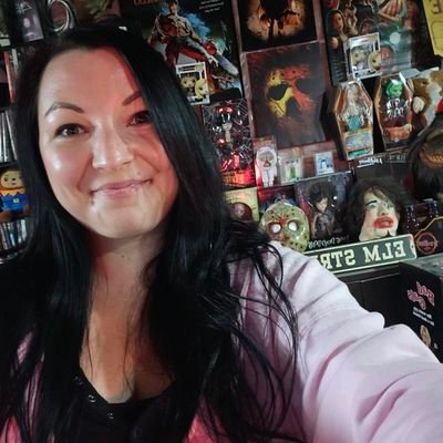YouTube Channel with my man Brendan 🎃🖤 Ontario 🇨🇦 Follow us on IG: ourlifeinhorror .. I also love reality tv, paddle boarding, food and my pups! No DMs 🚫