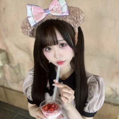 moenyanz's profile picture. 