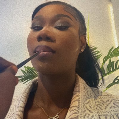 Medical Laboratory Scientist 👩🏾⚕️ .A thick babe . Virtual assistant. Gym Rat . Ambivert😩 . Owner: @Sóma By Pam