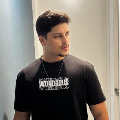 Um ser humano com cara fechada mas bem legalzinho
