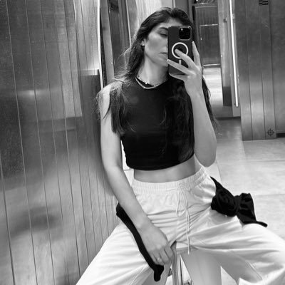ozge_ozgece's profile picture. Sen kalbime denk gelen küçücük şey.