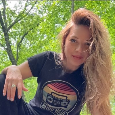 Passionate Artist and founder of MoondoggyLLC ✨I paint Pet Portraits, peculiar wonders and skate decks. Sharing insights that inspire and intrigue