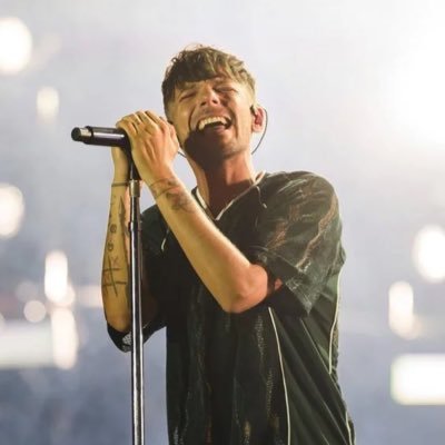 instagram frash_ontour_23, concert and sports junky. “Every song ends — but is that any reason not to enjoy the music?” 30+, OT5