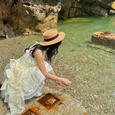 Harperqueen4141's profile picture. Sitting by the water's edge, enjoying the company of small fish.😊