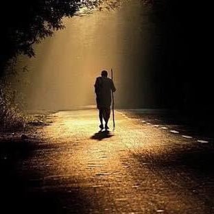 birinsan63's profile picture. Dışı sükûn ile zâhir, derûnu mahşer,  zihni bu şehirden bu devirden çok uzakta,  Tanbûrî Cemil Bey çalıyor eski plakta.  Merdümgirist, münzevî...