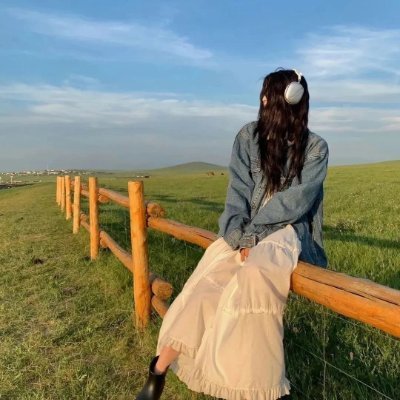 Sitting on the farm's lawn, I brought my hair over my face.There was a fragrance in the air, and the view touched my heart.😊
