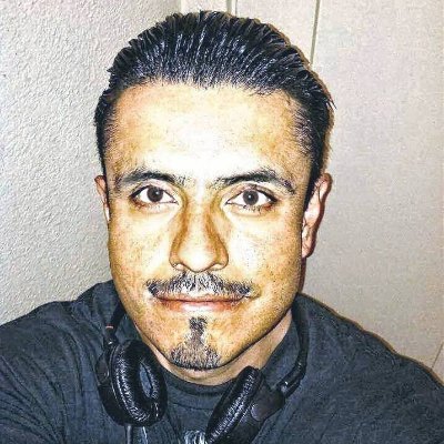 Chileno viviendo en Mexico, 36 yr, casado, 3 varones y una nena, propietario de serigrafía El Gallo. Amateur de ciclismo y guitarra clásica