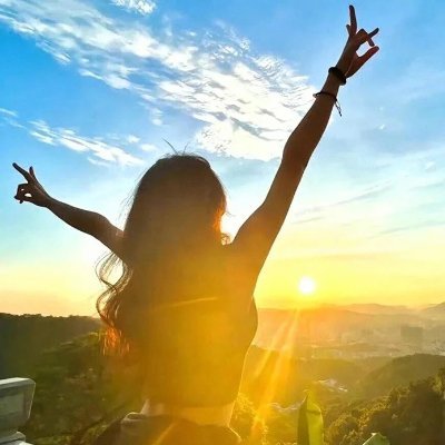 Roxanulm's profile picture. オランダ、タイ、スイスを旅すると、世界の広さが風に乗って胸に届く🌬️