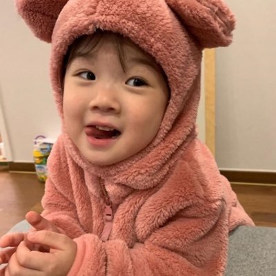 UxHb328xwQPhFK's profile picture. 