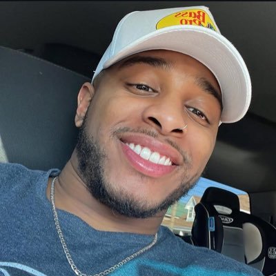 Loyal, little clumsyhands, love bad jokes, foodie, father of one Son and two cats, life of the party, nature explorer, looking for real connections.