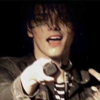 gerard way enthusiast 🩸firm mcr5 believer🩸 twenty four🩸dni- waycest/baycest supporters, shedtwt, maga, homophobes, racists, gross people in general.