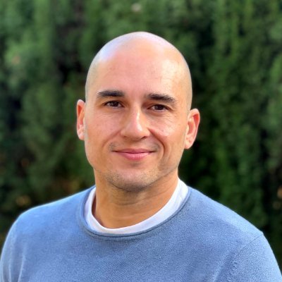Profesor | Papi X 3 | Blogger X 3 | YouTuber X 3 | Programador | Desarrollador de videojuegos | Amante de la montaña | Adicto a los memes y a las criptos 💚💙💜