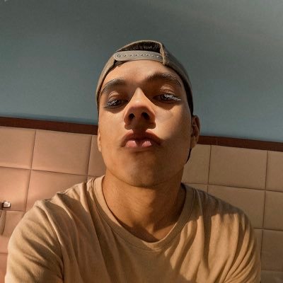 Escritor | poeta guei afrodescendiente 𝑳𝒍𝒖𝒆𝒗𝒆𝒏 𝑪𝒓𝒊𝒔𝒕𝒂𝒍𝒆𝒔 𝑩𝒂𝒋𝒐 𝒍𝒂𝒔 𝑷𝒂𝒍𝒎𝒆𝒓𝒂𝒔 🌻🫀 https://t.co/685j0P6Ja2