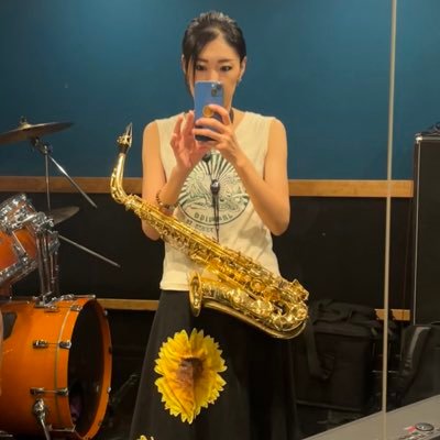 飲み屋のねぇちゃん。サックスをフンフンしてる人。 お母ちゃん。iNA BAND。ビール、アードベック、東野圭吾様、ガンダム、ドラム、ピアノ、料理、着物、スキューバ、伊奈学🍺🍺🍺🍺🍺