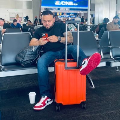 r36782087's profile picture. Twin Girl Dad | $TSLA Investor