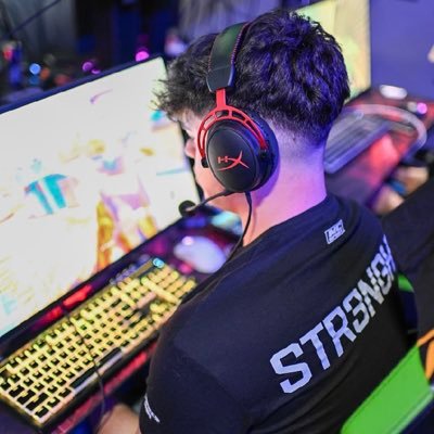 Str3ngthh_'s profile picture. 🇮🇹１７ ｙ.ｏ 𝙥𝙧𝙤 𝙋𝙡𝙖𝙮𝙚𝙧 𝙛𝙤𝙧 @libraesports