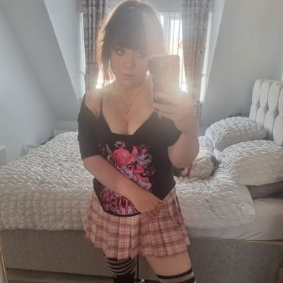 feralhousewif3's profile picture. *smiles* sure hun no problem 🥰