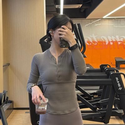 每日混迹互联网创业社群👷🏻♀️ 提供和搞钱有关的新鲜事💰 专注研究互联网变现项目😀 也会学习分享 AI 提效技能与资讯