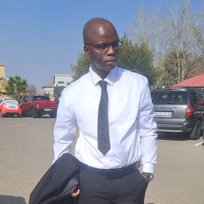 3-time husband Of The Year Award Winner •
Can unhook a bra with one hand • The last breed
of faithful South African men...@KaizerChifes & @Manutd fan
