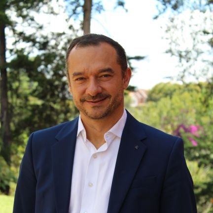 Speaker, coach ejecutivo, asesor y consultor empresarial, escritor.