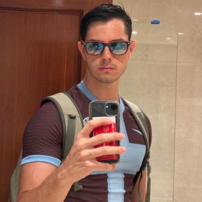 Somos fantasmas de una guerra que no hemos hecho… de haber abierto los ojos sobre un mundo desencantado, somos, más que cualquier otra cosa, hijos del absurdo.