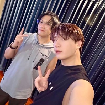 คลั่งรักศิลปินคนโปรด 🫶
คริสสิงโต จิมมี่ซี มอสแบงค์
วงBUS #ครอบครัวบีมออย
ติ่งจีน ติ่งเกาหลี
เยอะแยะมากมาย5555
#พร้อมซัพพอร์ตเสมอ
💚🩷💜🩵🦁🐢🥑🌊🚌🌷