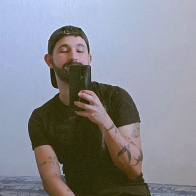 Introvertido, sarcástico e completamente perdido no personagem.
