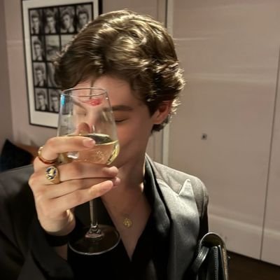 𝘓𝘰𝘰𝘬𝘪𝘯𝘨 𝘭𝘪𝘬𝘦 𝘢 𝘵𝘳𝘶𝘦 𝘴𝘶𝘳𝘷𝘪𝘷𝘰𝘳, 𝘧𝘦𝘦𝘭𝘪𝘯𝘨 𝘭𝘪𝘬𝘦 𝘢 𝘭𝘪𝘵𝘵𝘭𝘦 𝘬𝘪𝘥.