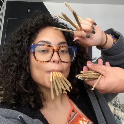completamente apaixonada por maconha e todos os outros amores são os segundos amores da minha vida.