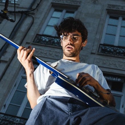 je prends des photos, je joue de la guitare et je fais des quiches 👨🍳