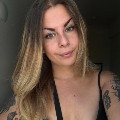 Hannah • 27 • director and solicitor • books, vg, rats & being gothy