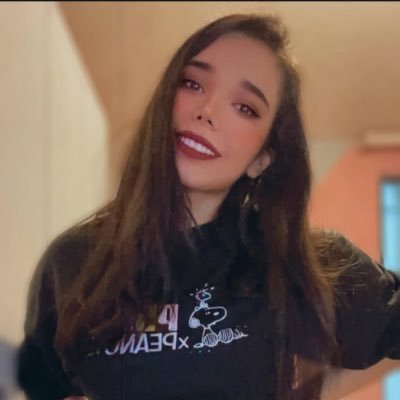 ~ Ella es blanco y negro, piensa en grises pero ama en todos los colores. 🌸