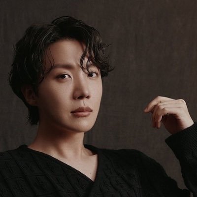 writer of many worlds | currently writing about soulmates, vampires, & missed connections | radically queer always | minors dni | writing account of @wispyoongi
