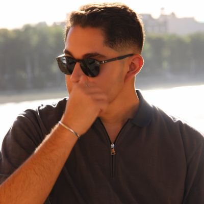 ArdavanHkm's profile picture. زندگی شهد گلی‌‌ست که میخوردش زنبور زمان تنها چیزی که باقی میماند عسل خاطره‌هاس