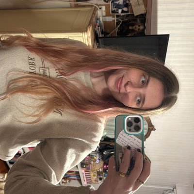 julietakil's profile picture. i’m in the field of daisies