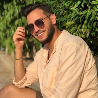 احب الوطن كما لا يحب الوطن احد