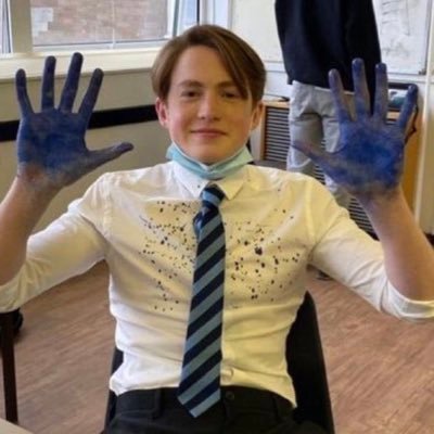 ☙ in una prossima vita rinasco gallina congiunta a @clalamet/la manager di kit connor