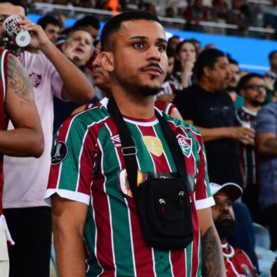 Sempre tenho o Senhor diante de mim. Com ele a minha direita, não serei abalado. Salmo16:8