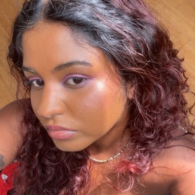 she/her has a crush on comar for pretty obvious reasons 🇲🇺 🇫🇷listening to twice ✨🌹🌈🪐💫