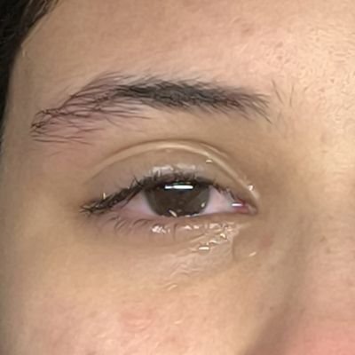 Questa notte voglio stare da sola.
Siamo fiori cresciuti dalle lacrime. E sai, Il dolore uccide, sono incline a soffrire