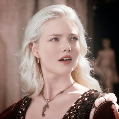 alishd1907's profile picture. karanlıkta hapsolanlar, ışığa muhtaçtır.