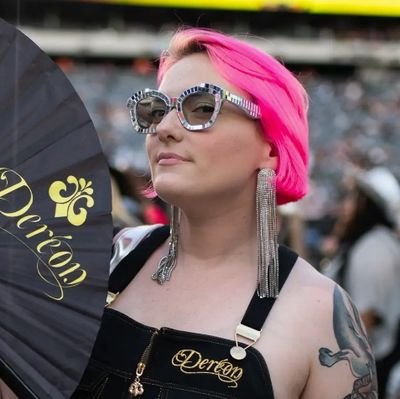 she/her. Featured on https://t.co/TMm9olYPl4 (!!!) during RWT. Rodeo Oracle host. #IvyLeague pennant designer. Certified Marine BEYOLOGIST 🐋
https://t.co/o1daJ6LoR0