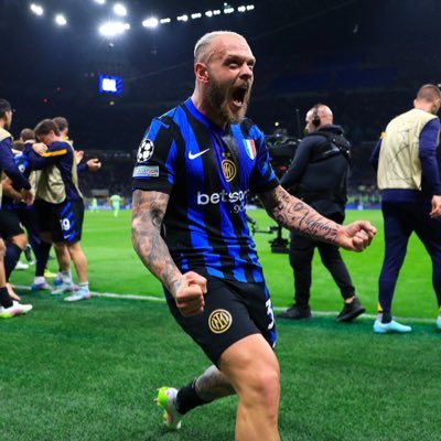インテル🇮🇹鹿児U🇯🇵を応援💙🖤最高の選手はクチュ🐍現役ならバレッラ💙🖤 好きな選手はディマルコ💙🖤ICG会員🐍基本的にインテル全肯定の楽観思考。チラ裏独り言多め