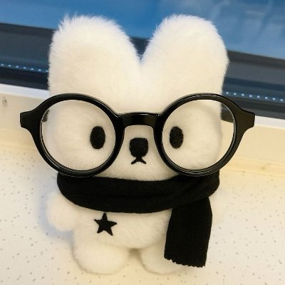 hyunacartalina's profile picture. typing from a cozy corner 🌷