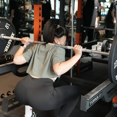 lmjzpq's profile picture. Under Singapore’s sun, yoga, food, and cycling are my passions.