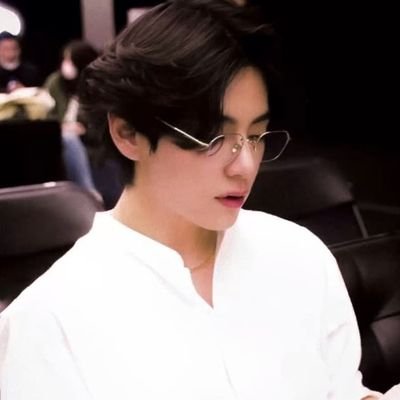 dailytaeview's profile picture. just a girl posting tae in glasses 🤓💜
                    because taehyung + glasses = weakness 😩.