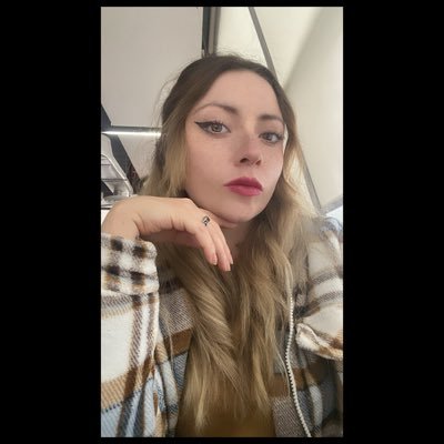 Mar 
27

Estoy hecha un desastre, en constantes ratos felices, otros lúcidos.