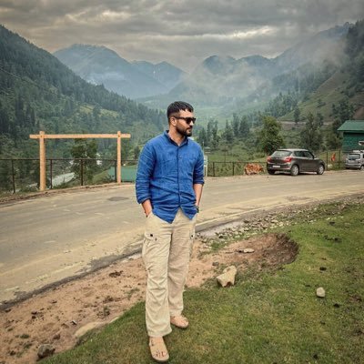 آپ۲۲ جنوری ۱۹۹۸ کو پیدا ہوئے ابتدائی تعلیم آپ نے آبائی گاؤں سے حاصل کی ۔ اعلی تعلیم کے لیے آپ انگلینڈ نہ جاسکے بلکہ یہی سے حاصل کی۔🎓JMI DELHI