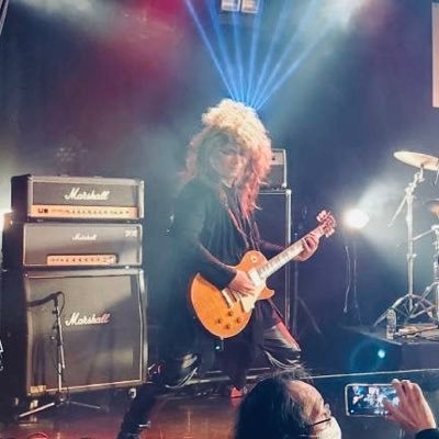 ガキの頃、Xに憧れてギターを手に取った。 難しくて、ぜんぜん弾けなかったけどな。今はX JAmPANでPATAパートをサポートしてる。ギターが語ってくれりゃ、俺は黙ってればいい。音が届けば、それで十分だ。